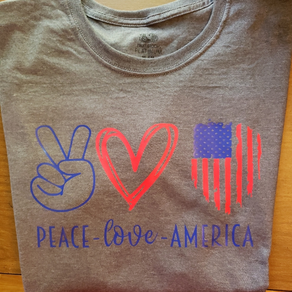 PEACE LOVE AMERICA Tshirt - Medium